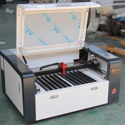 Pequeño tipo mesa del grabador 6040 del cortador del laser del CO2 para los materiales del no metal