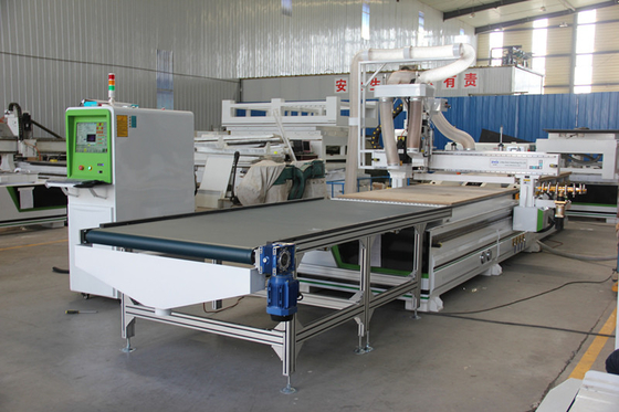 cargamento auto y descarga de la máquina del router del CNC de la jerarquización para la producción de madera de los muebles